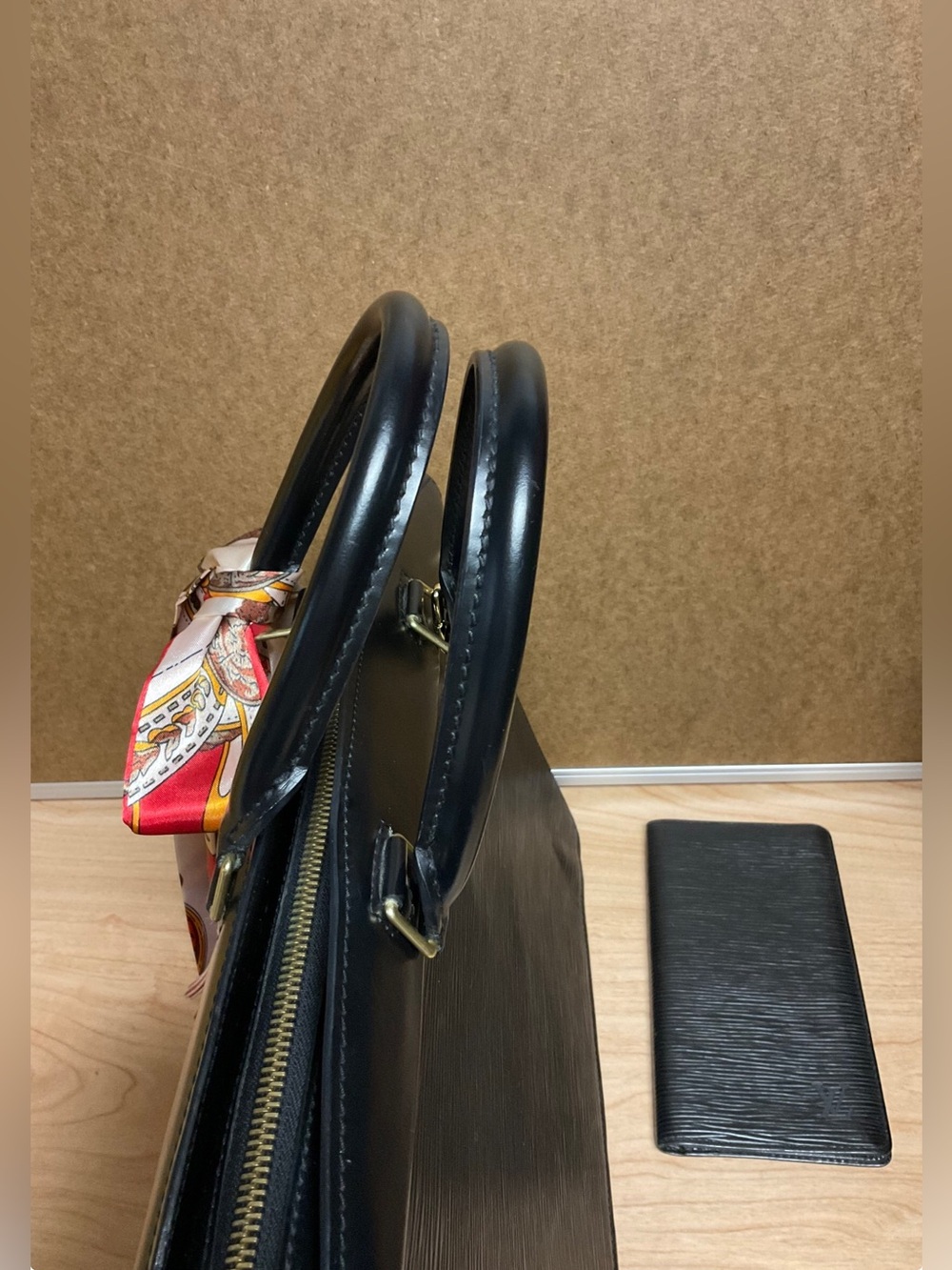 ✅LOUIS VUITTON Black Epi Leather Bag
AUTHENTIC SET - Picture 7 of 16